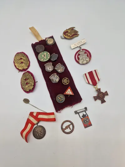 Lot diverse mærker og medaljer