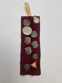 Lot diverse mærker og medaljer