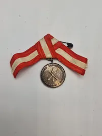 Lot diverse mærker og medaljer