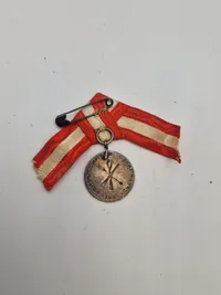 Lot diverse mærker og medaljer