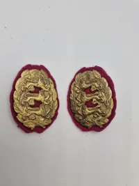 Lot diverse mærker og medaljer