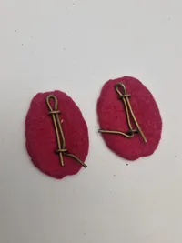 Lot diverse mærker og medaljer