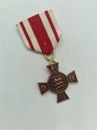 Lot diverse mærker og medaljer