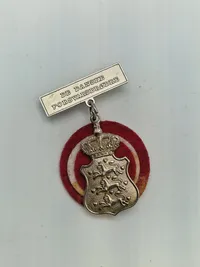 Lot diverse mærker og medaljer