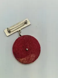 Lot diverse mærker og medaljer