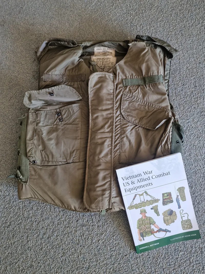 Original armor vest - Vietnamkrigen + bog om udstyr