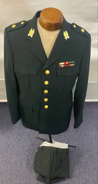 Original dansk M/69 uniform med bukser - bl.a. modtager af Dannebrogs ordenen