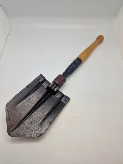 Original tysk feltspade med bakelit skrue, Waffenamt og fremstiller