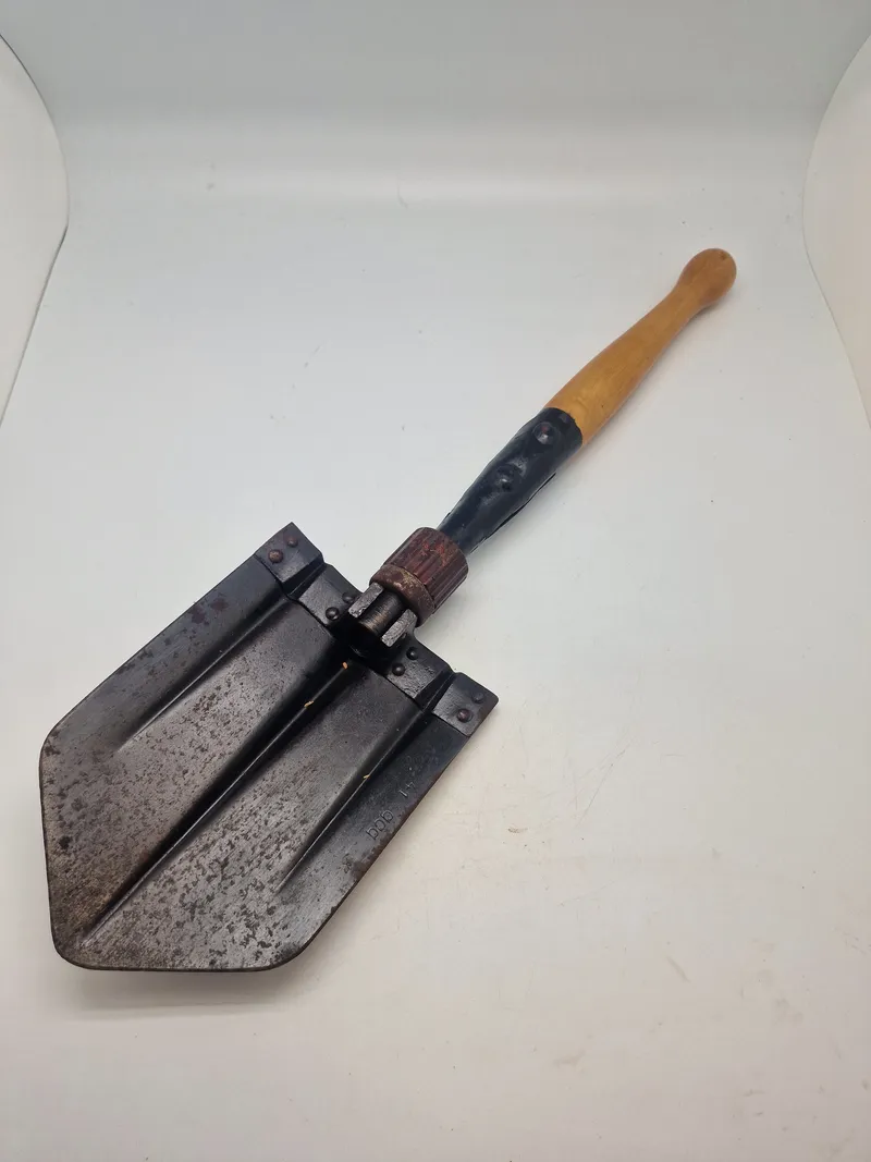 Original tysk feltspade med bakelit skrue, Waffenamt og fremstiller