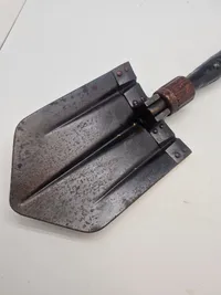Original tysk feltspade med bakelit skrue, Waffenamt og fremstiller