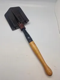 Original tysk feltspade med bakelit skrue, Waffenamt og fremstiller