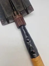 Original tysk feltspade med bakelit skrue, Waffenamt og fremstiller