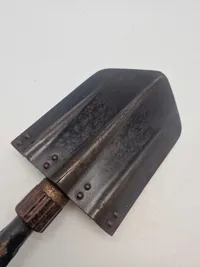 Original tysk feltspade med bakelit skrue, Waffenamt og fremstiller
