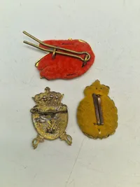 Lot diverse danske regimentsmærker mm.