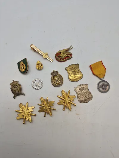 Lot diverse danske regimentsmærker mm.
