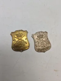 Lot diverse danske regimentsmærker mm.