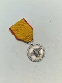 Lot diverse danske regimentsmærker mm.