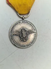Lot diverse danske regimentsmærker mm.