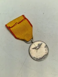 Lot diverse danske regimentsmærker mm.
