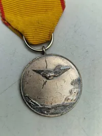 Lot diverse danske regimentsmærker mm.