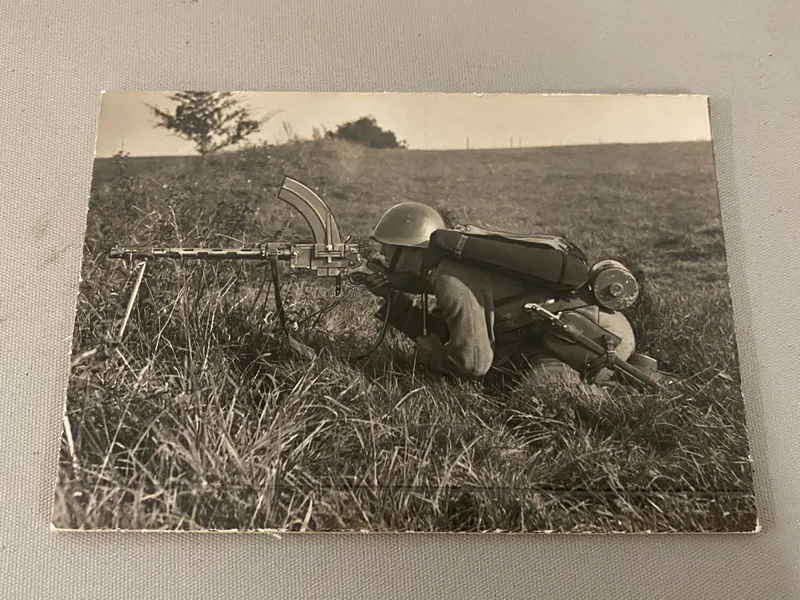 Originalt undervisnings foto af dansk soldat med Madsen maskingevær