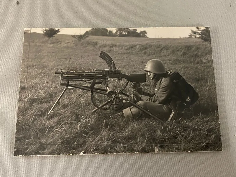 Originalt undervisnings fotos af dansk soldat med Madsen maskingevær