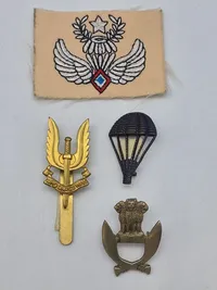Lot diverse militære mærker