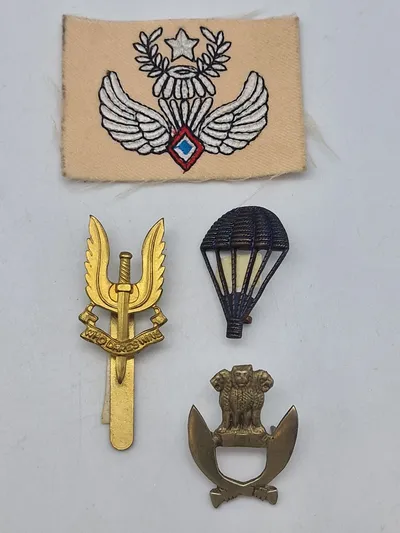 Lot diverse militære mærker
