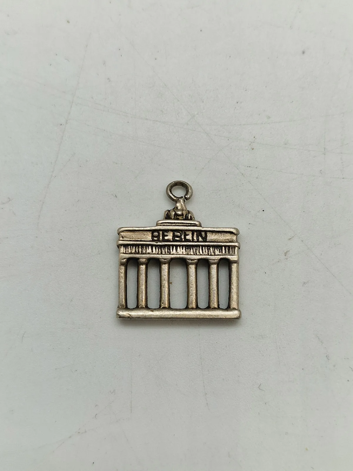Sølvvedhæng forstillende Brandenburger Tor fra Olympiske lege i 1936