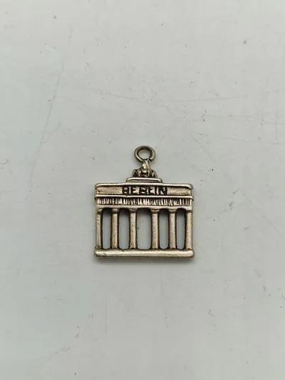 Sølvvedhæng forstillende Brandenburger Tor fra Olympiske lege i 1936