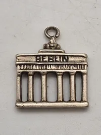 Sølvvedhæng forstillende Brandenburger Tor fra Olympiske lege i 1936