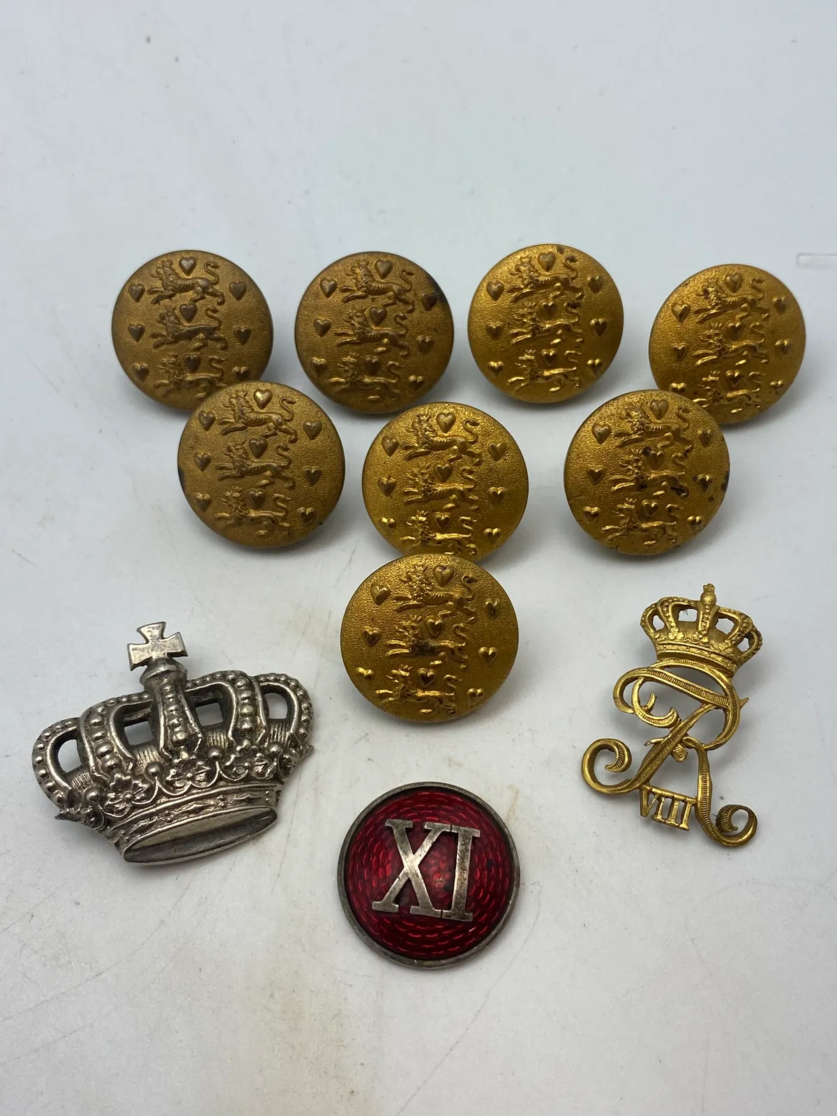 Lot originale bælteknapper for dansk uniform samt bolcheknap + diverse