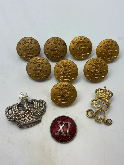 Lot originale bælteknapper for dansk uniform samt bolcheknap + diverse