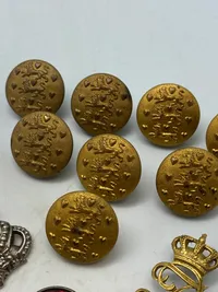 Lot originale bælteknapper for dansk uniform samt bolcheknap + diverse