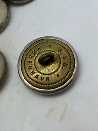 Stort lot danske militære knapper for kapper mm.