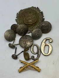 Lot diverse knapper, M/23 mærke (defekt) & model 1903 riffel badge