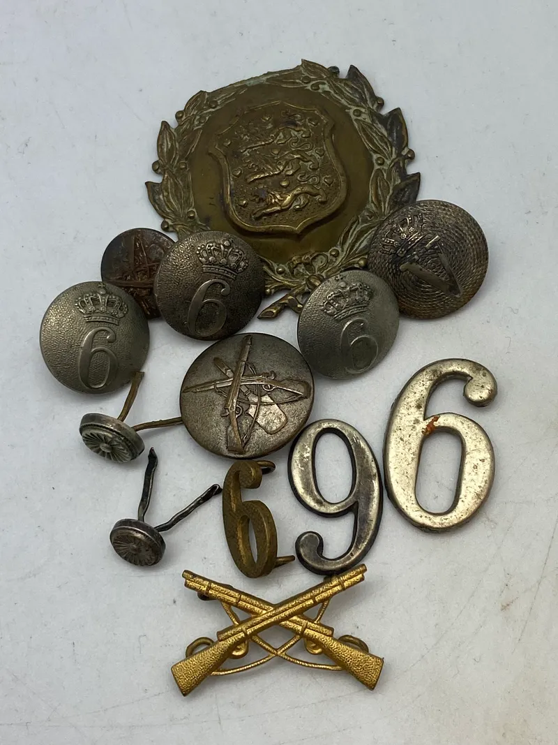 Lot diverse knapper, M/23 mærke (defekt) & model 1903 riffel badge