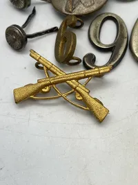 Lot diverse knapper, M/23 mærke (defekt) & model 1903 riffel badge