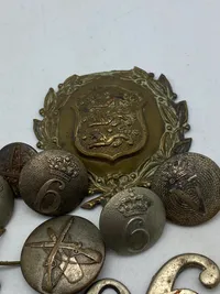 Lot diverse knapper, M/23 mærke (defekt) & model 1903 riffel badge