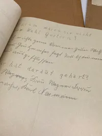 Ekstremt sjældent originalt lot som hidrører den tyske flygtningelejr på Krenkerup gods - et spændende lot med masser af personlige papirer på både dansk og tysk samt rationeringsmærker, passérsedler