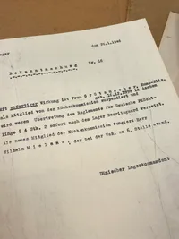 Ekstremt sjældent originalt lot som hidrører den tyske flygtningelejr på Krenkerup gods - et spændende lot med masser af personlige papirer på både dansk og tysk samt rationeringsmærker, passérsedler