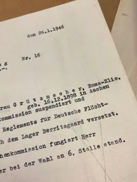 Ekstremt sjældent originalt lot som hidrører den tyske flygtningelejr på Krenkerup gods - et spændende lot med masser af personlige papirer på både dansk og tysk samt rationeringsmærker, passérsedler