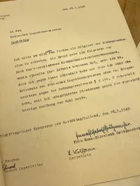 Ekstremt sjældent originalt lot som hidrører den tyske flygtningelejr på Krenkerup gods - et spændende lot med masser af personlige papirer på både dansk og tysk samt rationeringsmærker, passérsedler