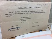 Ekstremt sjældent originalt lot som hidrører den tyske flygtningelejr på Krenkerup gods - et spændende lot med masser af personlige papirer på både dansk og tysk samt rationeringsmærker, passérsedler