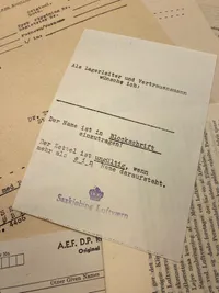 Ekstremt sjældent originalt lot som hidrører den tyske flygtningelejr på Krenkerup gods - et spændende lot med masser af personlige papirer på både dansk og tysk samt rationeringsmærker, passérsedler