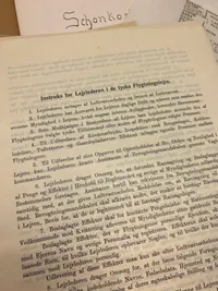 Ekstremt sjældent originalt lot som hidrører den tyske flygtningelejr på Krenkerup gods - et spændende lot med masser af personlige papirer på både dansk og tysk samt rationeringsmærker, passérsedler