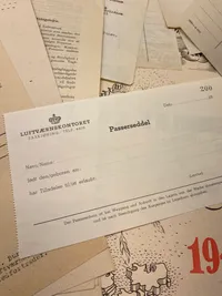 Ekstremt sjældent originalt lot som hidrører den tyske flygtningelejr på Krenkerup gods - et spændende lot med masser af personlige papirer på både dansk og tysk samt rationeringsmærker, passérsedler