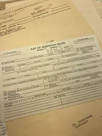Ekstremt sjældent originalt lot som hidrører den tyske flygtningelejr på Krenkerup gods - et spændende lot med masser af personlige papirer på både dansk og tysk samt rationeringsmærker, passérsedler
