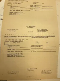 Ekstremt sjældent originalt lot som hidrører den tyske flygtningelejr på Krenkerup gods - et spændende lot med masser af personlige papirer på både dansk og tysk samt rationeringsmærker, passérsedler