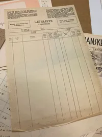 Ekstremt sjældent originalt lot som hidrører den tyske flygtningelejr på Krenkerup gods - et spændende lot med masser af personlige papirer på både dansk og tysk samt rationeringsmærker, passérsedler